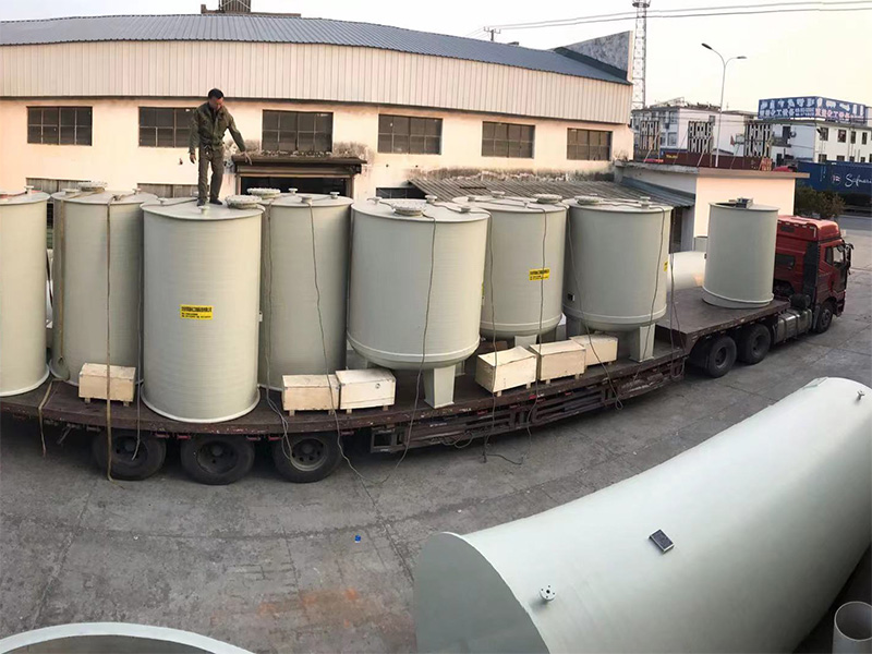 發(fā)往江蘇無錫某公司的大型PP儲罐和PP攪拌罐