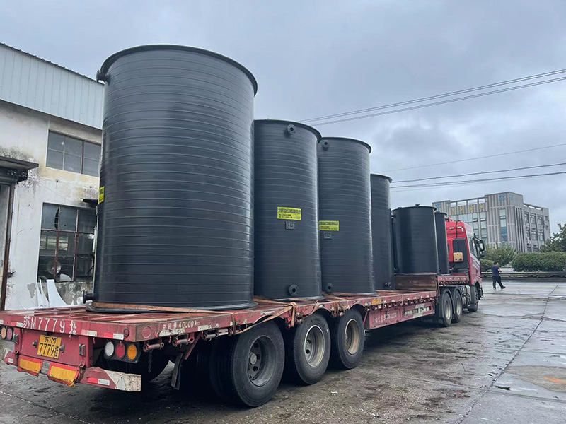 發(fā)往浙江寧波HDPE儲罐出貨中