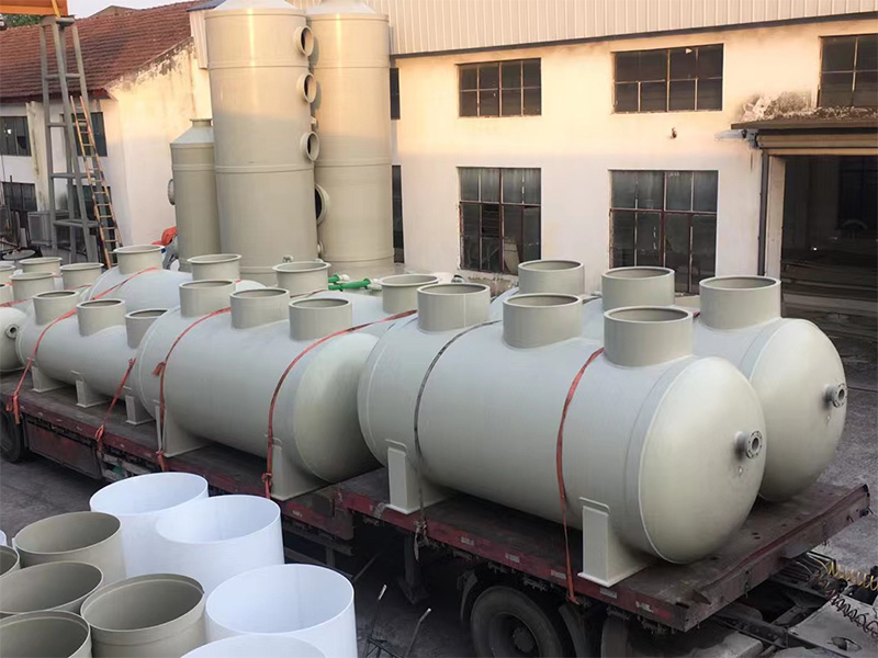 發(fā)往安徽安慶的PP臥式儲罐出貨中