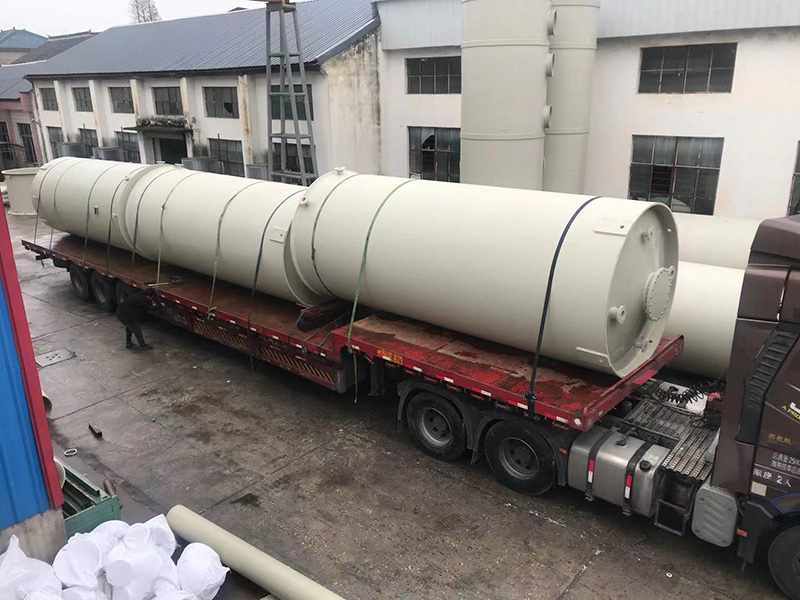 發(fā)往湖北武漢的PP立式儲罐出貨中