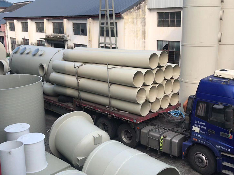 發(fā)往湖南長沙的PP立式儲罐和PP管出貨中